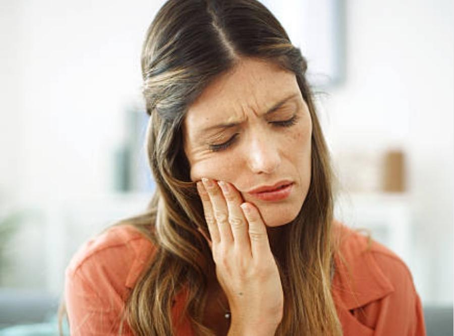 a women having discomfort because of newly installed braces
