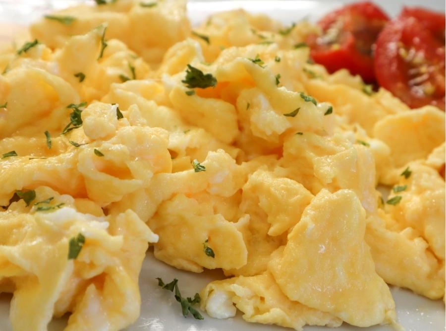 scrambled eggs with tomato on the side